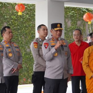 *Jogo Jawa Timur : Kapolda Jatim Tinjau Perayaan Imlek di Vihara Buddayana Surabaya*