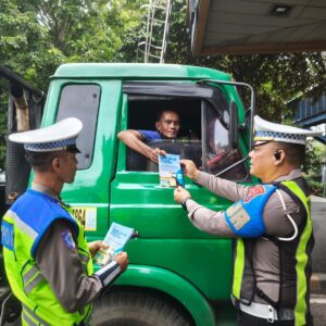 *Ditlantas Polda Jatim Tertibkan Penggunaan Lajur Jalan Tol*