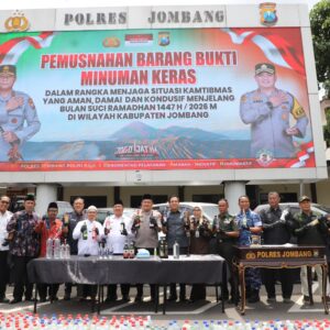 Wujudkan Jombang “Zero Miras”, Bupati Warsubi dan Forkopimda Musnahkan Ribuan  Barang Bukti Miras Jelang Ramadan