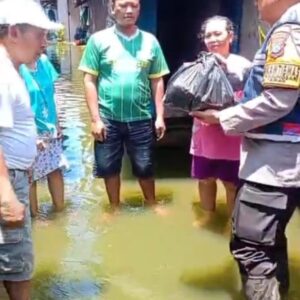 *Polresta Sidoarjo Salurkan Bantuan Sembako Untuk Warga Terdampak Banjir di Dusun Dodokan*