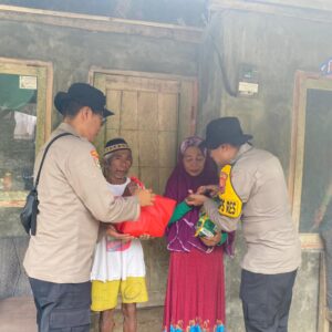 *Polri Peduli : Medan Sulit dan Daerah Terpencil Tak Surutkan Polres Jember Salurkan Bantuan Untuk Warga*
