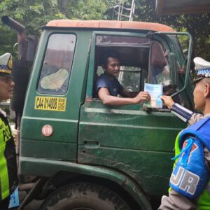 *Polda Jatim Tertibkan Truk dan Bus yang Nekat Pakai Lajur Kanan*