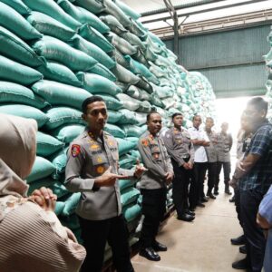 *Kapolres Ponorogo Pastikan Keamanan dan Ketersediaan Pangan di Gudang Bulog Cukup*