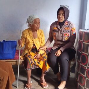 *Polri Peduli : Polres Lumajang Salurkan Bantuan untuk Lansia Sebatangkara*
