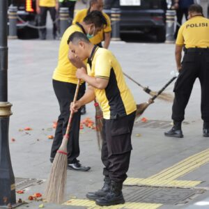 *Gerakan Nasional ASRI: Polrestabes Surabaya Bersihkan Kawasan Jembatan Merah*