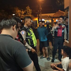 *Polres Mojokerto Kota Bersama Warga Gagalkan Perang Sarung*