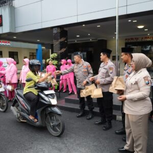 *Polres Tulungagung Berbagi Takjil Tebar Kebaikan di Bulan Ramadhan*