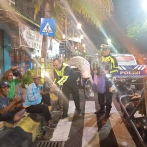 *Polres Madiun Kota Patroli Sahur Berbagi Nasi Kotak untuk Warga di Bulan Ramadhan*