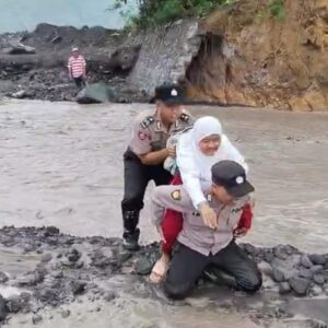 *Aksi Heroik Polisi di Lumajang Gendong Siswa SD Seberangi Lahar Dingin Semeru*
