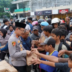 *Polres Situbondo Bersama Insan Pers Berbagi Takjil Ratusan Bungkus Habis Dalam 10 Menit*