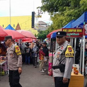 *Polres Ngawi Patroli Pasar Pastikan Harga dan Stok Bapokting Aman*