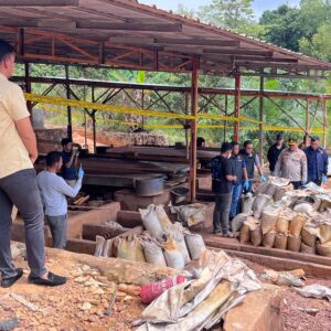 Polri Bongkar Penambangan Ilegal dan Penyelundupan Pasir Timah ke Malaysia, 7 Tersangka Diamankan