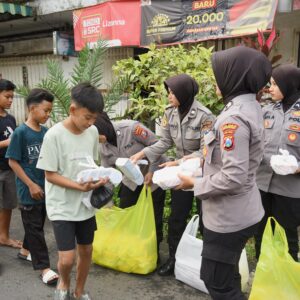 *Semangat Ramadhan, Polwan Polres Bondowoso Tebar 500 Takjil di Pasar Induk*