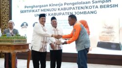 Berkah Penghargaan Nasional Kineja Pengelolaan Sampah, Abah Warsubi Bupati Jombang Hadiahkan 5 Umrah Gratis untuk Pasukan Kebersihan