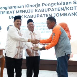 Berkah Penghargaan Nasional Kineja Pengelolaan Sampah, Abah Warsubi Bupati Jombang Hadiahkan 5 Umrah Gratis untuk Pasukan Kebersihan