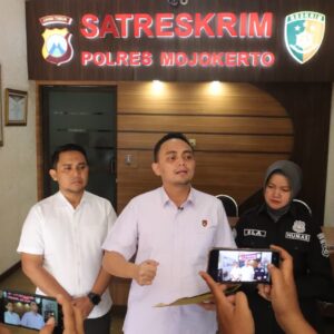 *Polres Mojokerto Amankan 2 Tersangka Pencuri Truk Crane*