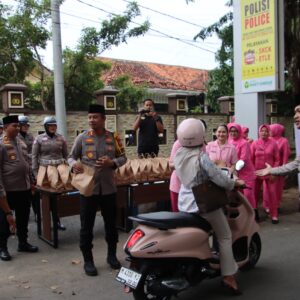 *Sinergi di Bulan Ramadhan Polres Sumenep Bersama Lintas Instasi Berbagi Takjil*