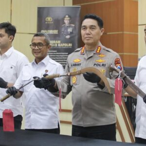 *Polda Jatim Amankan Tiga Tersangka Kasus Pemerasan Disertai Pengancaman di Pasuruan*