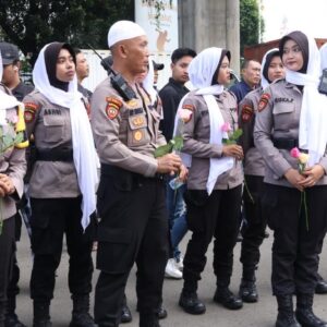 Sejukkan Ramadhan, Polda Metro Jaya Kedepankan Pendekatan Humanis Dan Tim Sholawat Dalam Pelayanan Penyampaian Aspirasi Mahasiswa