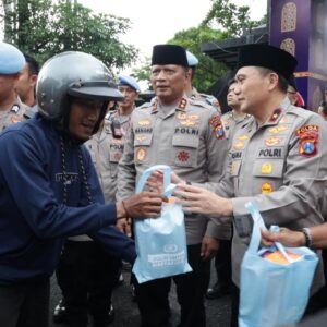 *Ramadan Berkah, Kapolda Jatim Berbagi Takjil dan Buka Puasa Bersama Elemen Masyarakat*