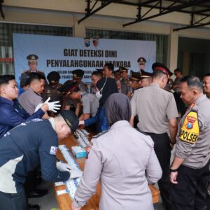 *Wujudkan Zero Narkoba Polres Jember Test Urine Mendadak Bagi Para Perwira*