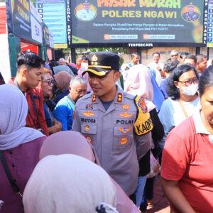 *Polres Ngawi Gelar Pasar Murah Masyarakat Sumringah*
