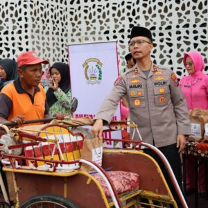 *Polres Trenggalek dan Bhayangkari Berbagi Ratusan Menu Buka Puasa Gratis*