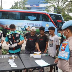*Polres Pelabuhan Tanjungperak Test Urine Sopir Truk dan Bus Jelang Mudik Lebaran*