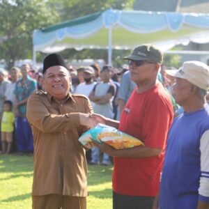 Ringankan Beban Masyarakat, Pemkab Jombang Salurkan 2.495 Bansos PPKS dan PSKS di Lapangan Pemkab Jombang