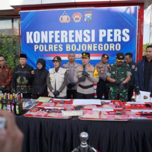 *Polres Bojonegoro Bongkar Jaringan Peredaran Sabu dan Ganja, 13 Tersangka Ditangkap*
