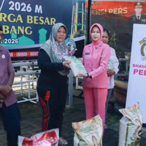 *Polres Jombang Salurkan 3,3 Ton Zakat Fitrah kepada Masyarakat*