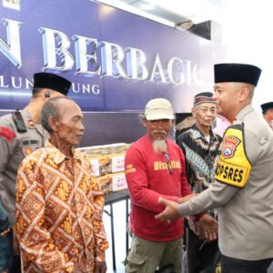 *Ramadhan Berbagi : Polres Tulungagung Salurkan Bantuan Sembako Untuk Penggali Kubur dan Bilal Jenazah*