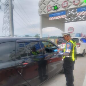*Polda Jatim Terapkan Mobile Reader di Gerbang Tol Situbondo Barat*