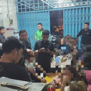 *Polres Gresik Amankan 16 Orang dan Puluhan Botol Miras di Cerme, Respons Aduan “Cak Rama”*