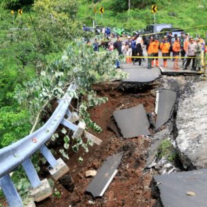 *Polres Probolinggo Pasang Police Line, Akses ke Air Terjun Madakaripura Ditutup Sementara*