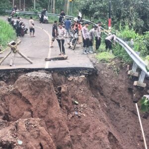 *Polres Probolinggo Beri Bantuan Pipa Air Bersih Pascalongsor di Lumbang*