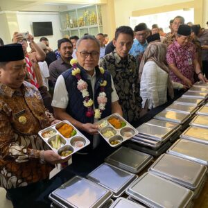 Akselerasi Pemerataan Gizi, Menko Pangan dan Bupati Warsubi Tinjau Program Makan Bergizi Gratis di Jombang