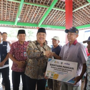 Bupati Jombang Warsubi Mulai Luncurkan Penyaluran Bantuan Pangan di Plandaan