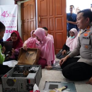 *Hari Jadi YKB ke-46, Kapolres Bojonegoro Beri Hadiah Laptop Bocah Jago Perbaiki Elektronik*