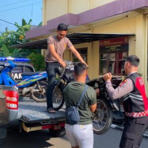 *Polres Probolinggo Bubarkan Balap Liar di Dringu, Puluhan Motor Diamankan*
