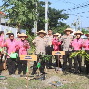 *Gerakan Indonesia ASRI : Polres Probolinggo Gelar Aksi Penghijauan Pulihkan Lahan Kritis*