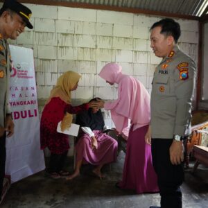 *Polri Untuk Masyarakat : Kapolres Bojonegoro Beri Bantuan Anak Difabel*