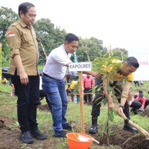 *Hari Bumi, Polres Madiun Gandeng Perhutani Tanam Ribuan Bibit*