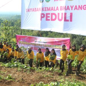 *Gerakan Tanam Pohon, Polres Bondowoso Hijaukan Bukit Bintang*