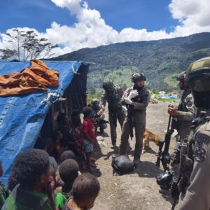 *Satgas Damai Cartenz Laksanakan Patroli dan Layanan Kesehatan di Pengungsian Gigobak Sinak, Wujud Nyata Kepedulian kepada Warga*