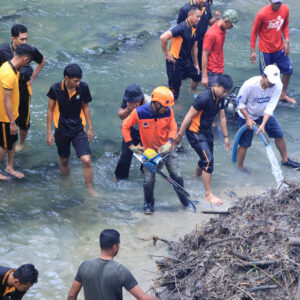 *Gerakan Indonesia ASRI : Polres Ngawi Bersihkan Aliran Sungai di Jembatan Purba*