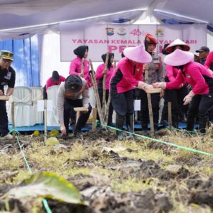 *Polres Bojonegoro Sulap Lahan Kosong Jadi Kebun Jagung Wujudkan Swasembada Pangan*