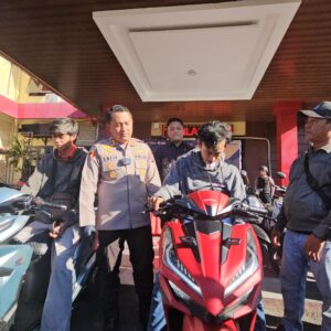 *Polres Probolinggo Temukan dan Serahkan Motor yang Hilang, Korban Curanmor Tersenyum Riang*