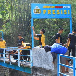 *Polres Ngawi Rampungkan Perbaikan Jembatan Merah Putih Presisi di Blandongan*