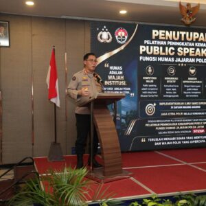 *Kabid Humas Polda Jatim Tutup Pelatihan Public Speaking, Tekankan Komunikasi Jujur dan Transparan*